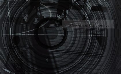 观众紧盯手机屏幕，查看已结束赛程。